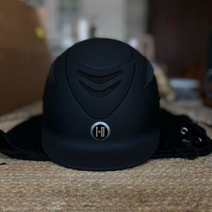 OneK matte black defender helmet (M)